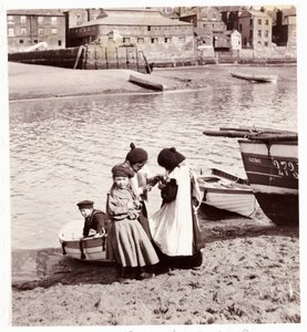 Kinder spielen am Wasser, Whitby Hafen, um 1905