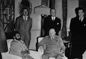 Churchill in Kairo mit dem äthiopischen Kaiser Haile Selassie von Unbekannt