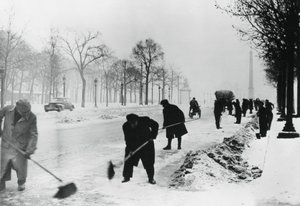 Schneeräumung auf den Champs Elysees, deutsch besetztes Paris, Winter von Unbekannt