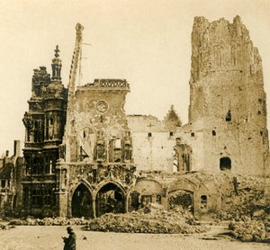 Uhrturm und Hôtel de Ville, Arras, Nordfrankreich, ca. 1914-1918 von Unbekannt