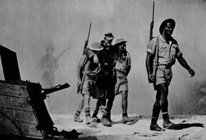 Nahaufnahme einer großen Schlacht. Die Australier bringen einen verwundeten Gefangenen, 1942-1944