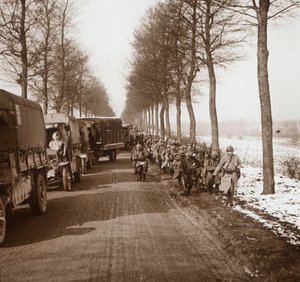 Kolonne von Lastwagen und Truppen, Somme-Tourbe, Nordfrankreich, um 1914-1918 von Unbekannt