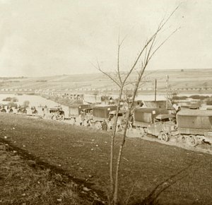 Kolonne von Lastwagen auf der Voie Sacrée, Verdun, Nordfrankreich, um 1914-1918 von Unbekannt
