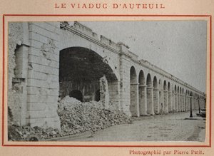 Pariser Kommune (1871): Blick auf das Viadukt von Auteuil in Paris im Mai 1871. Fotografie von Pierre Pepetit. Druck auf Karton, Maße 9x5,4 cm von Unbekannt
