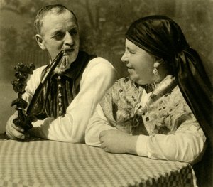 Paar in traditioneller Kleidung, Oberösterreich, um 1935