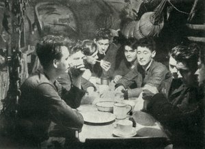 Besatzung eines britischen U-Bootes im Mannschaftsraum, Zweiter Weltkrieg, 1945