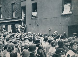 Menschenmenge beobachtet die Plünderung eines deutschen Hauses in Poplar, um 1914 von Unbekannt