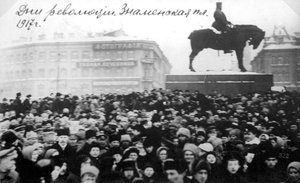 Menschenmengen auf dem Znamenskaya-Platz, Petrograd, Russland, Februarrevolution, 1917 von Unbekannt