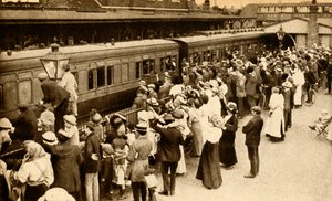 Menschenmengen winken Truppen zu, die in den Ersten Weltkrieg ziehen, Großbritannien, 1914, 1933