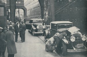 Zollbeamte untersuchen Autos in Southampton, 1937
