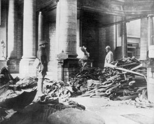 Schäden im Inneren der Kirche von Douai, Frankreich, 1918 von Unbekannt