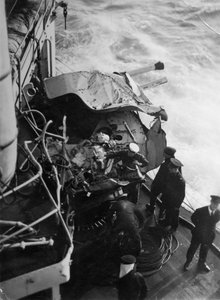 Beschädigte Flugabwehrkanone auf dem britischen Schlachtschiff HMS Malaya, vor der Küste Portugals, 1937