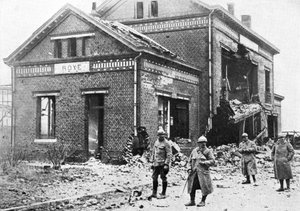 Beschädigter Bahnhof in Roye, Frankreich, Erster Weltkrieg, 1918, um 1920 von Unbekannt