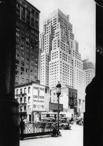 Das 40 Stockwerke hohe Gebäude der Standard Oil Company und rechts im Bild die Zollzentrale, New York von Unbekannt