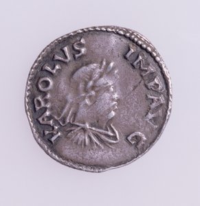 Denier von Karl dem Großen (742-814) Vorderseite zeigt ein Porträt von Karl dem Großen, Quentovic-Münze 768-814 von Unbekannt
