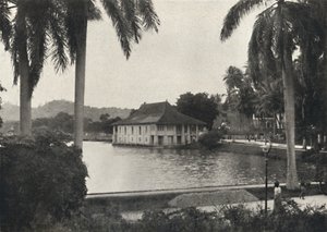Der See von Kandy mit dem Bibliotheksgebäude des Tempels des Heiligen Zahns, 1926 von Unbekannt