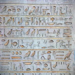 Detail ägyptischer Hieroglyphen von einer Grabstele von Unbekannt