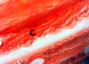Detail von Jupiter und seinem inneren Satelliten Io