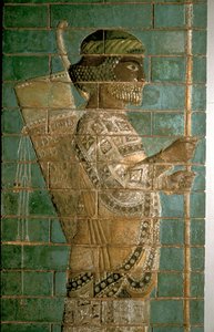 Detail eines Reliefs, das einen Bogenschützen der persischen Königsgarde zeigt, Palast von Darius I., Susa, ca. 500 v. Chr.