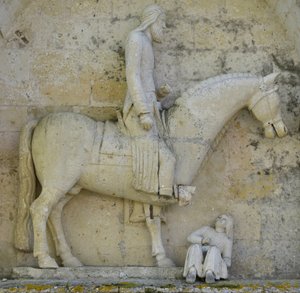 Detail des Seitenportals, das Kaiser Konstantin I. den Großen darstellt, der das Christentum symbolisiert und das Heidentum verdrängt, Saint Hilaire Kirche in Melle (79500), Deux-Sèvres