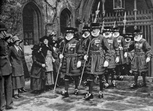 Verteilung des Maundy-Geldes durch Yeomen Warders, Tower of London, 1926-1927