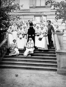 Kaiserinwitwe Maria Feodorovna von Russland mit Krankenschwestern vor einem Krankenhaus, Russland, 1916