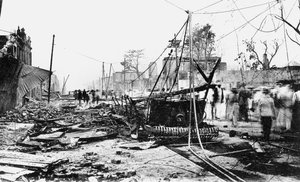 Erdbebenschäden und ein verbranntes Auto, King Street, Kingston, Jamaika, 1907 von Unbekannt
