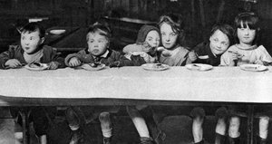 Kinder aus dem East End werden von einer Wohltätigkeitsorganisation gefüttert, London, 1926-1927