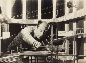 El Lissitzky arbeitet an einem Bühnenbild, Meyerhold-Theater, 1929 von Unbekannt