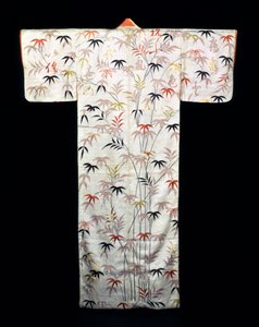 Bestickter weißer Satin-Kimono für Damen, Japanisch, Edo-Periode, 1600-1867