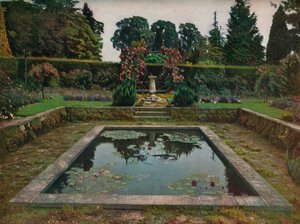 Eingeschlossener Garten und Seerosenteich im Gatton Park, Surrey, 1914 von Unbekannt