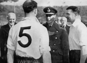 Der englische Fußballer Eddie Hapgood trifft König George VI, um 1937-1944