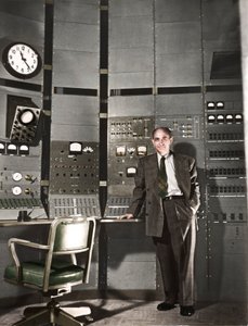 Enrico Fermi, in Italien geborener amerikanischer Kernphysiker, um 1942 von Unbekannt