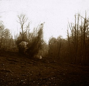 Explosion einer von einem Panzer abgefeuerten Granate, um 1914-1918