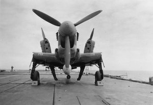 Fairey Firefly Flugzeug bereit zum Transport zum Hangarlift, HMS Venerable, 1945