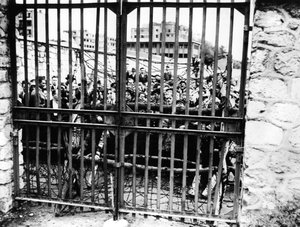 Familien warten auf Nachrichten von ihren Lieben, Luftfahrtministerium, Paris 1944 von Unbekannt