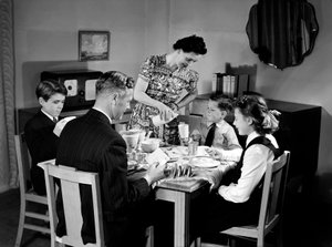 Familie beim Frühstück, um 1948