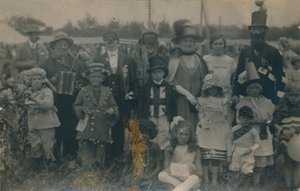 Kostümwettbewerb, um 1900 von Unbekannt
