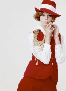 Mode: junge Frau mit rotem Hut und Outfit, späte 1960er Jahre