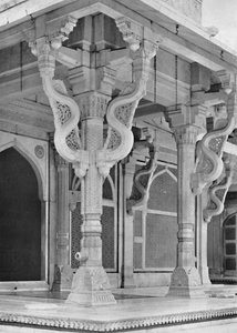 Fatehpur Sikri. Säulen vor dem Grab von Sheik Salem Christi, um 1910