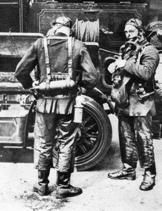 Feuerwehrleute mit Rauchhelmen, Farringdon Street Gummifabrik, London, 1926-1927 von Unbekannt