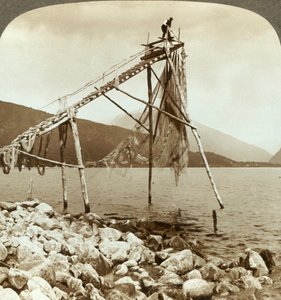 Fischer arrangiert Lachsfischernetze in Balestrand am Sognefjord - Balholm in der Ferne, Norwegen, ca. 1905 von Unbekannt