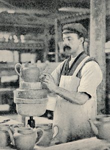 Ausguss an einer Teekanne befestigen, ca. 1917 von Unbekannt