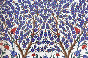 Blumen. Eines der 80 Iznik-Paneele - hochdekorierte Keramikfliesen, die im 16. Jahrhundert beliebt waren - die in Istanbuls kaiserlichen und religiösen Gebäuden deutlich zu sehen sind. Sheikh Zayed Moschee. 1995. Emirat Abu Dhabi