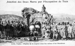 Fremdenlegion bei einigen Marabout-Ruinen, Taza, Marokko, 1904