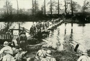 Französische Truppen überqueren einen Fluss, 1919 von Unbekannt
