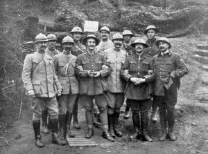 Französische und englische Offiziere am Mount Kemmel nahe Ypern, Belgien, April 1918