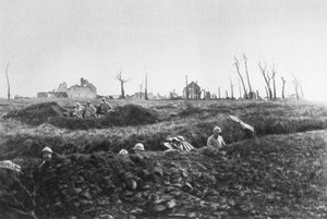 Französische Infanterie errichtet Rückzugsstellungen vor einem zerstörten Bauernhof, Picardie, Frankreich, 1918 von Unbekannt