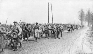 Französisches Infanterieregiment kehrt von der Front zurück, 30. März 1918 von Unbekannt