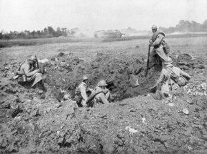 Französische Infanterie ruht in einem Granatloch, Chemin des Dames, Frankreich, 11. Juni 1918 von Unbekannt